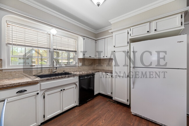 Building Photo - 1440 Community Dr