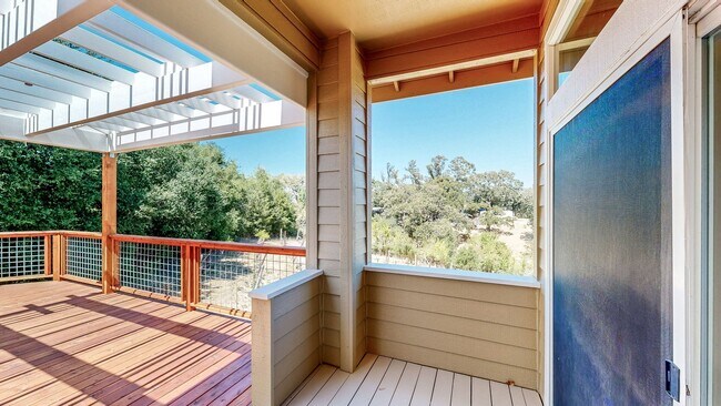 Building Photo - Gorgeous Home with private yards, large de...