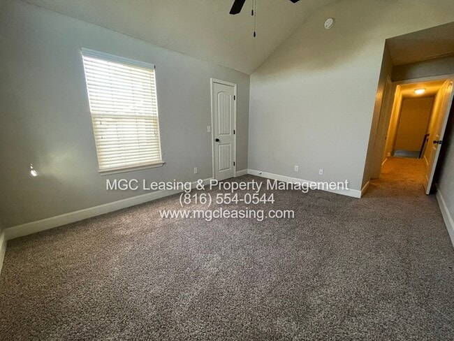 Building Photo - Eagle Creek Townhomes — Freshly Updated & Move-In Ready