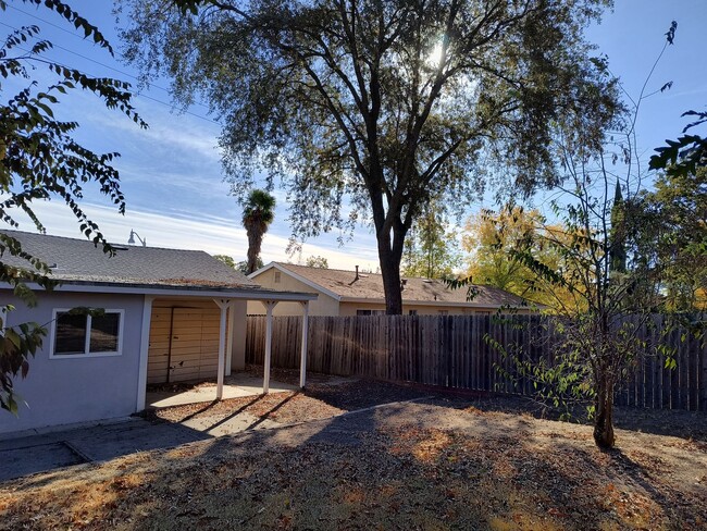 Building Photo - Country Ranch-Style In Fair Oaks