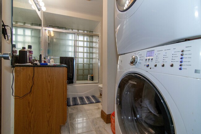 Building Photo - 448 Park Dr