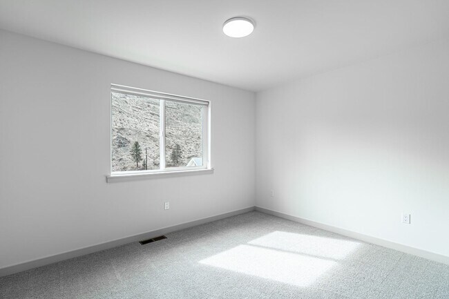 Building Photo - Newer Construction! 3 bed/2.5 bath, double garage, central heat/air, VIEWS!