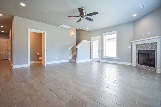 Building Photo - Luxurious 4 Bedroom, 3.5 Bathroom Home In Fayetteville, AR