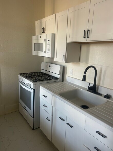 Building Photo - 537 Denison St