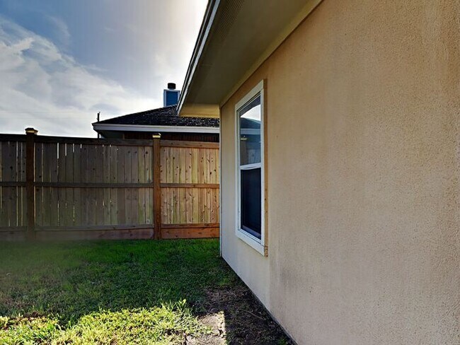 Building Photo - No Application Fees* 1 month free rent w/ ...