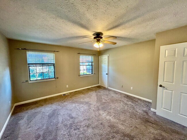 Building Photo - Cozy 2 Bed, 1.5 Bath in Lexington!