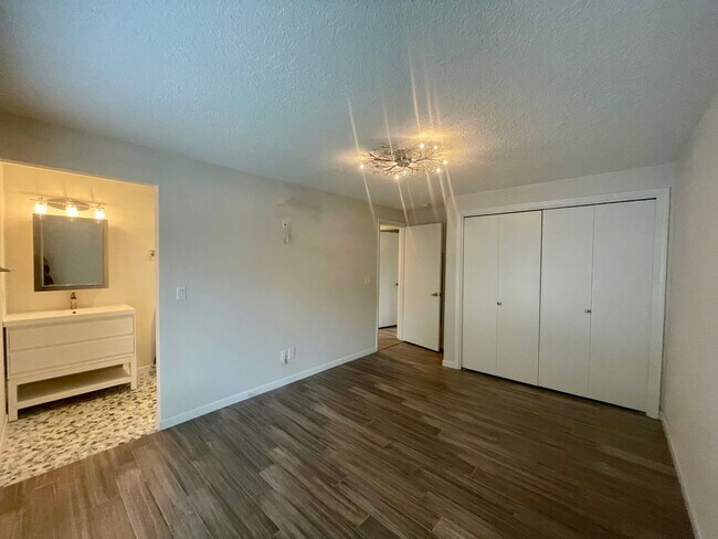 Building Photo - Beautiful 3 Bed 2 Bath House in Happy Valley!! A/C, Additional Living Area, Great for Entertaining!!