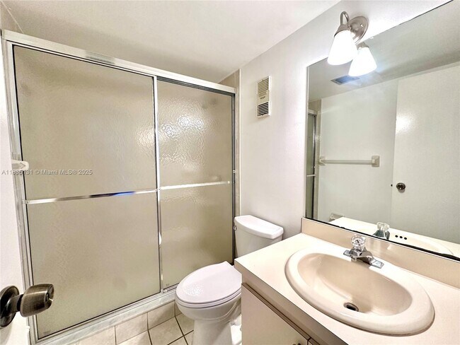 Building Photo - 250 Jacaranda Dr