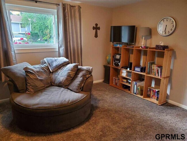 Building Photo - Home For Rent Bellevue.