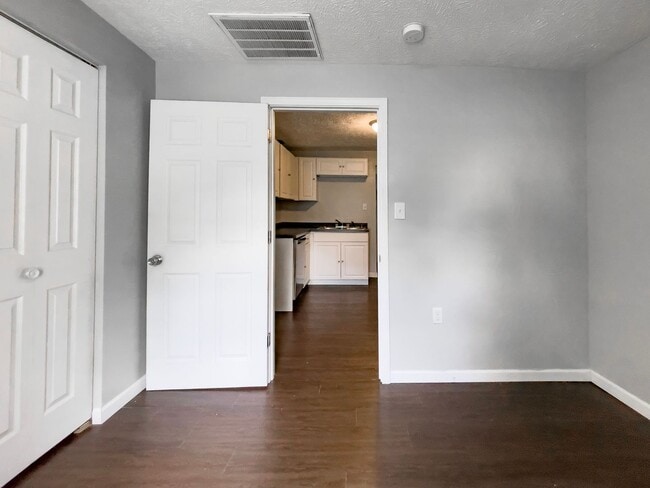 Building Photo - PRELEASING for AUGUST! Close to Campus: In-Unit Washer and Dryer