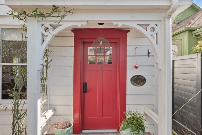 Building Photo - Elegant, Light-Filled Furnished Alameda Home with Indoor-Outdoor Living