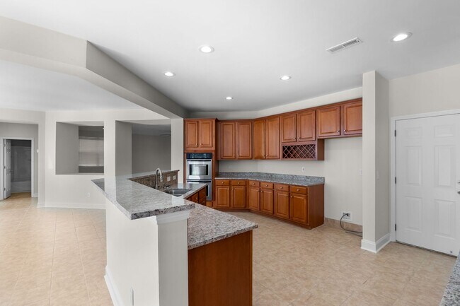 Building Photo - Immaculate 5-bedroom Paradise!