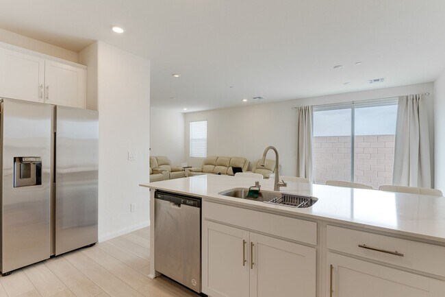 Building Photo - SPACIOUS 4BEDROOM 3BATH HOME IN INSPIRADA