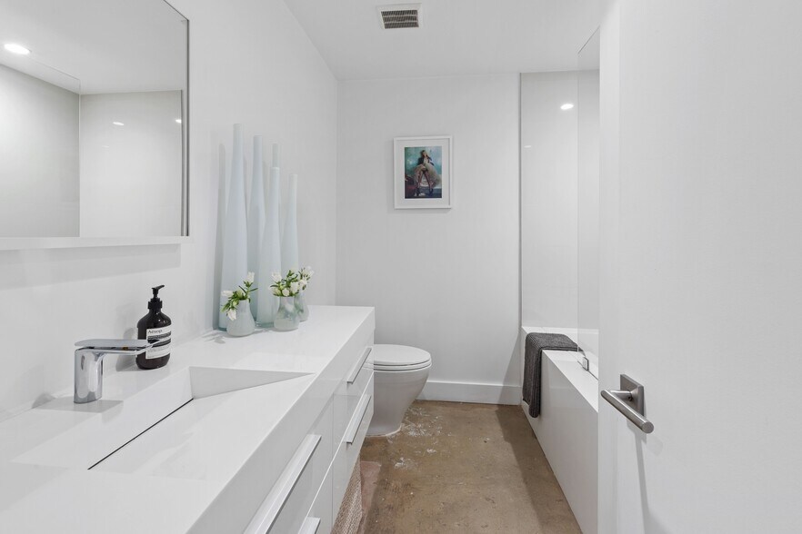 Guest bathroom - 911 N Kings Rd