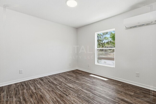 Building Photo - 377 Tuttle Ave