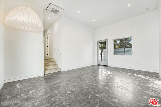 Building Photo - 2725 1/2 Dalton Ave