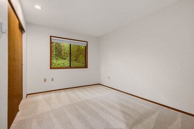 Building Photo - Beautifully Updated 2-Bedroom, 2-Bath Condo Near Downtown Kirkland