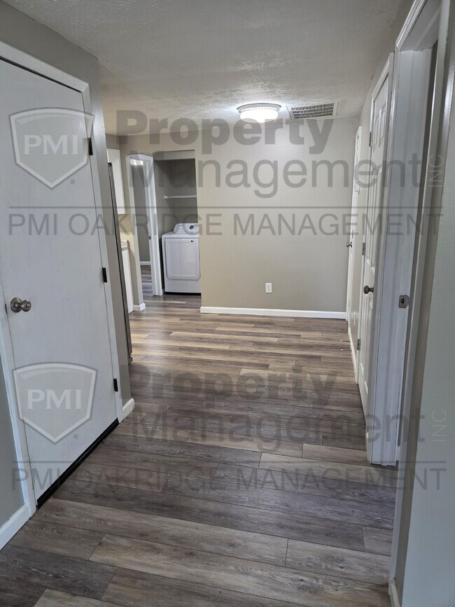 Building Photo - 3 Bedroom Single Level Duplex with Garage