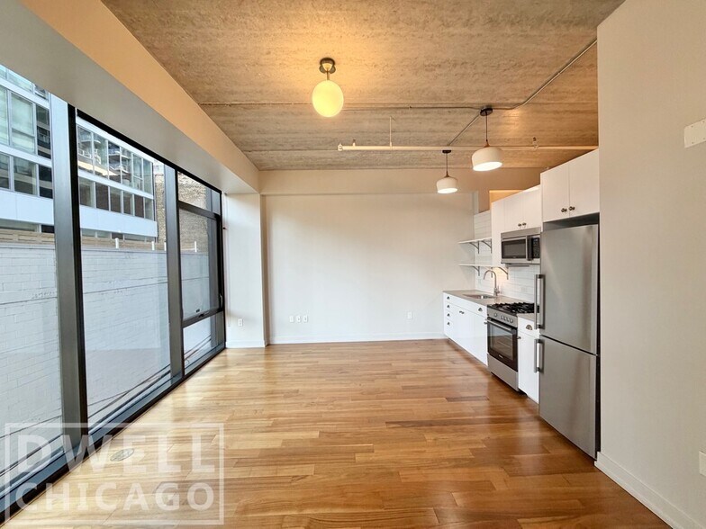 Building Photo - 640 N La Salle Dr