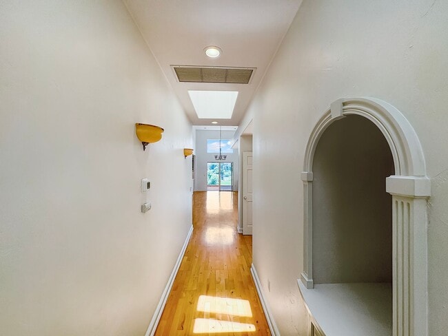 Building Photo - Gorgeous 2B+Office/2BA Townhouse w/ Golf C...