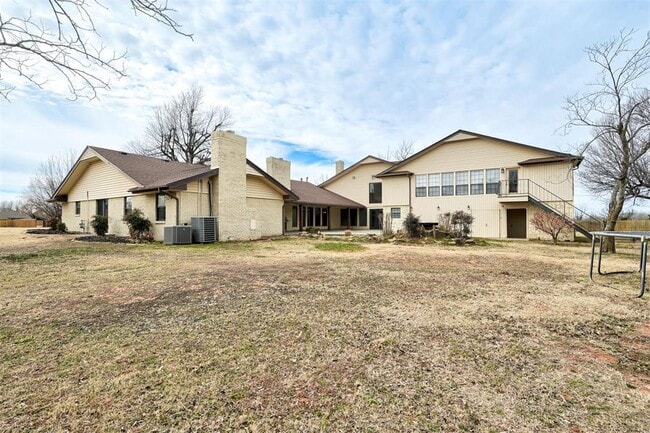 Building Photo - 1839 E Pleasantview Ln