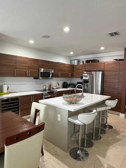 Primary Photo - 10423 NW 70th Ln