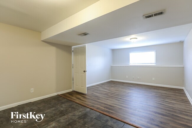 Building Photo - 11427 N Farley Ave