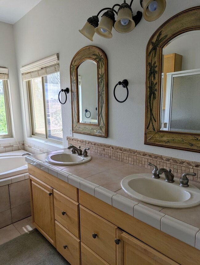 Building Photo - Santa Fe Vistas House!