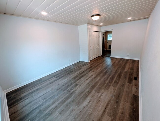 Building Photo - Private East Murray Home with HUGE yard!