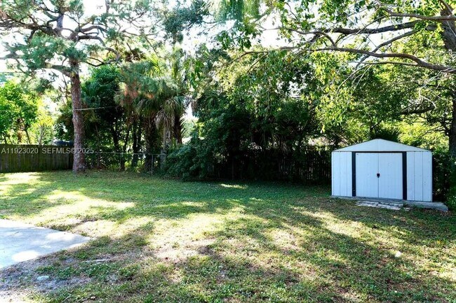 Building Photo - 1213 NW 6th Ave