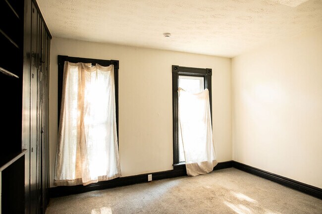 Building Photo - 415 Brightwood Ave