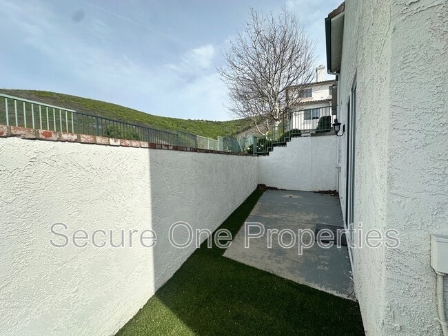 Building Photo - 379 Westlake Vista Ln