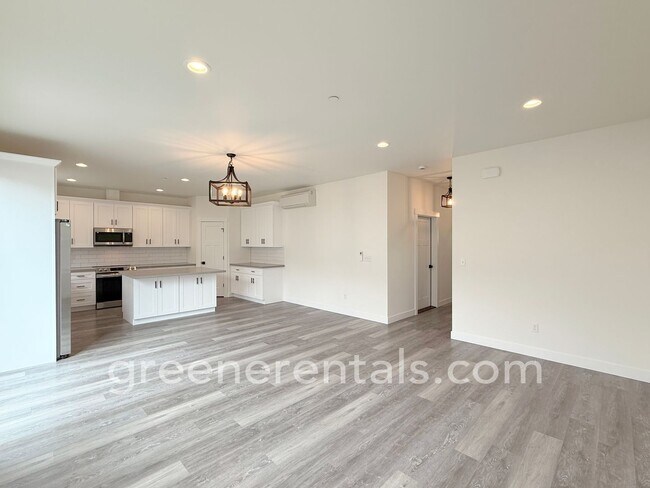 Building Photo - 2545 Natola Dr SE