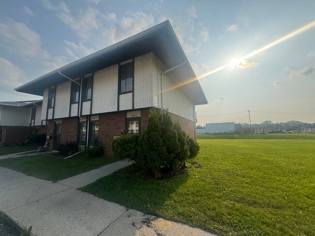 Building Photo - 3912 S Sunset Dr