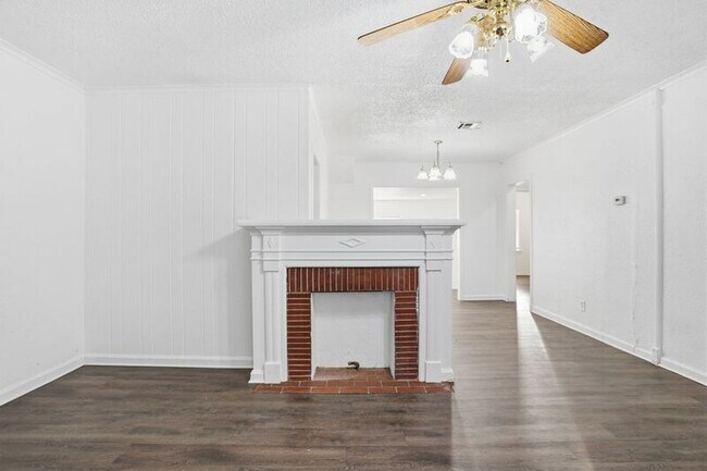 Building Photo - 1539 N Denver Ave