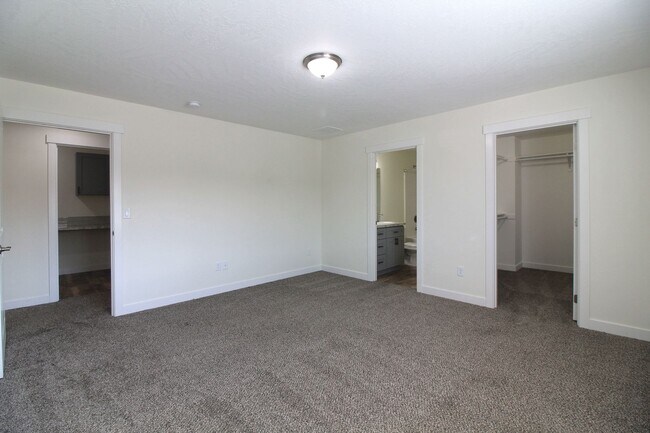Building Photo - 3 Bedroom, 2.5 Bath + Flex Room Townhome in Kennewick