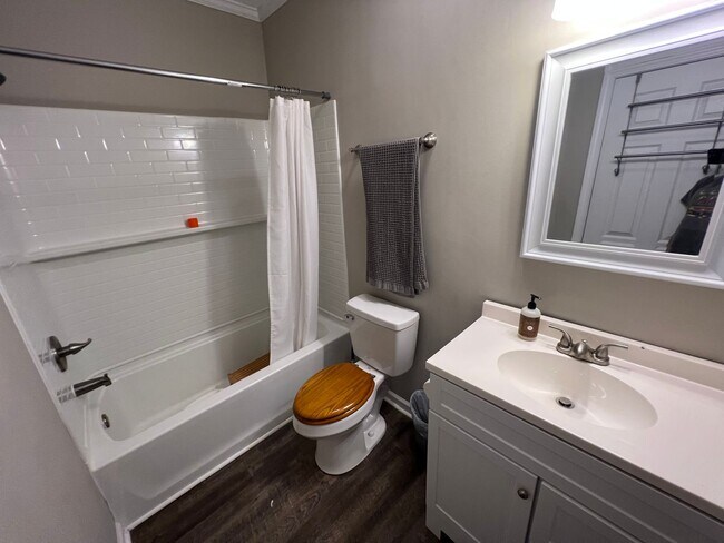 Building Photo - Awesome Green Acres Home!