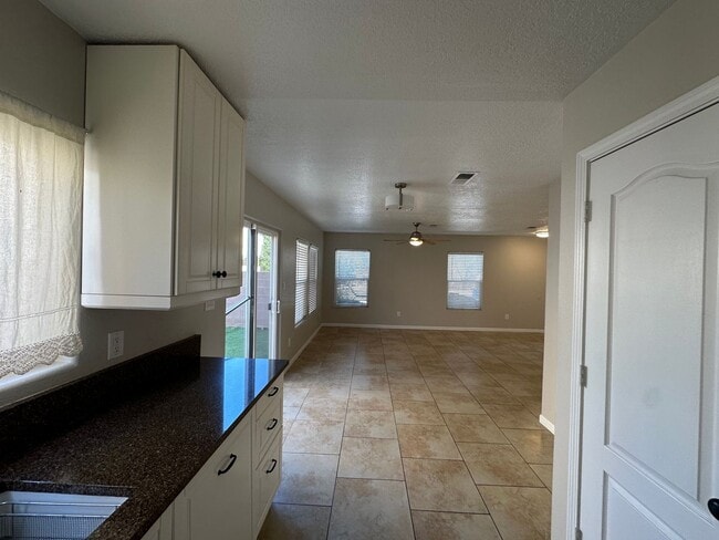 Building Photo - 3 bedroom 2.5 Bath Home in gated NE heights