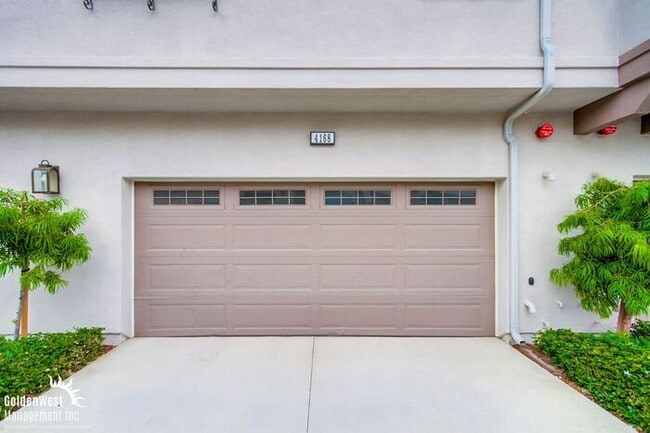 Building Photo - Stunning 3Bdm 2.5Ba Townhouse in Gated Com...