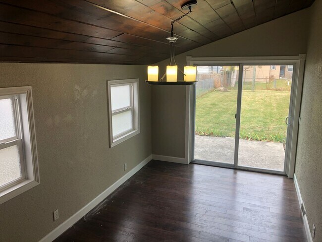 Building Photo - 3 Bedroom House
