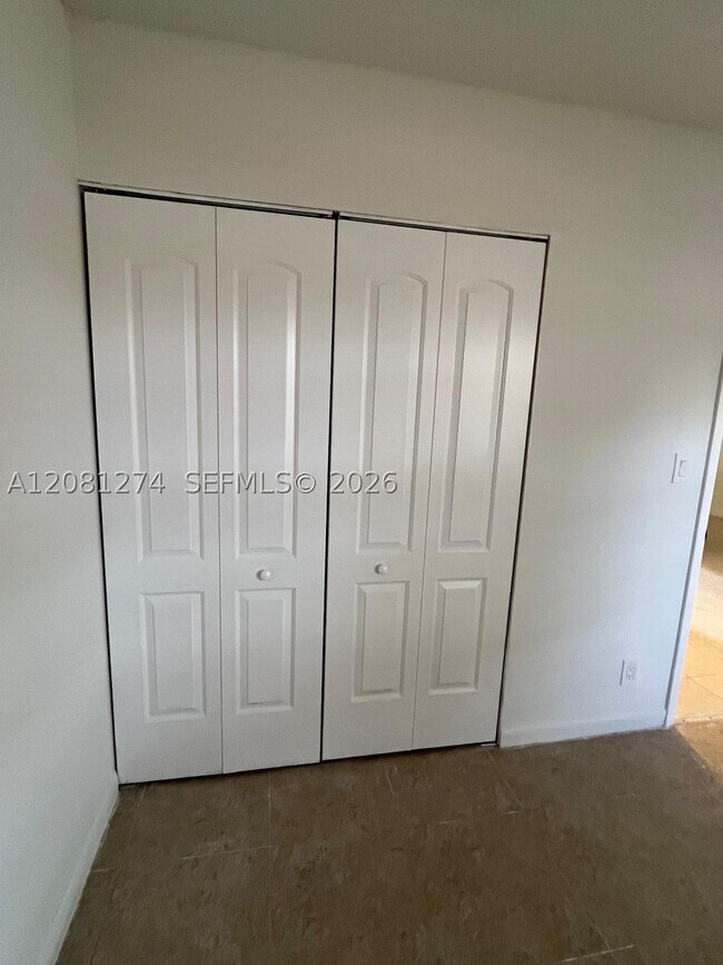 Building Photo - 4178 Lakeside Dr