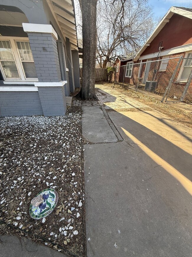 Building Photo - Available NOW!! 2/1 in South Overton