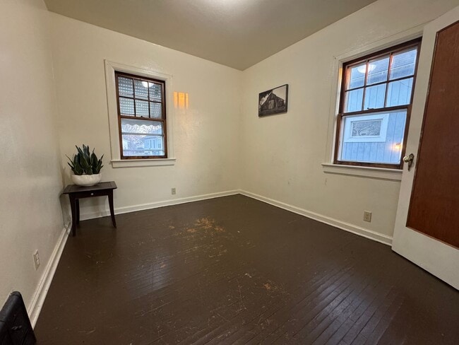 Building Photo - 3 bed, 1 bath home for rent in Waterloo