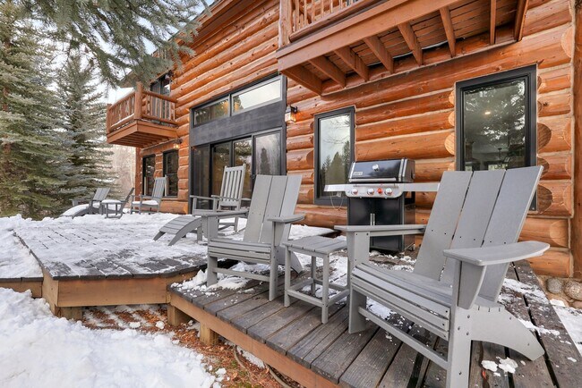 Building Photo - Luxury 3 bedoom/2.5 bathroom Home w/ Hot Tub