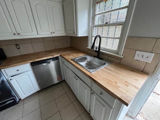 Building Photo - 5325 Queen Mary Ln