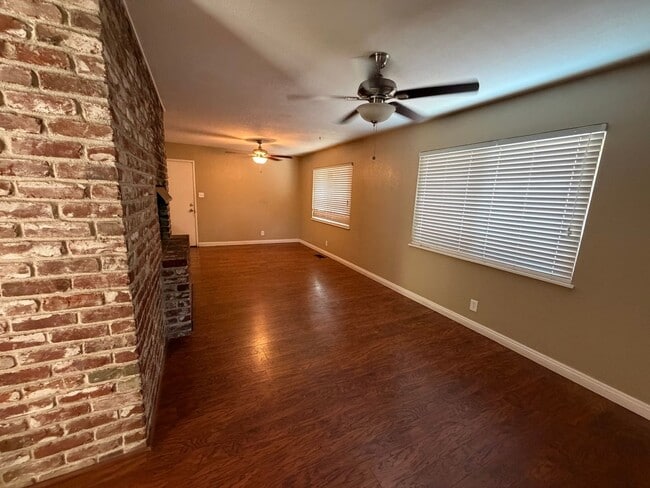 Building Photo - 4752 Crestview Dr