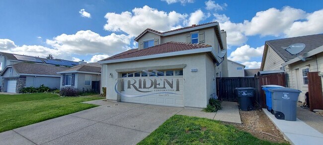 Building Photo - 4 bedroom, 3 bath house with approx. 2,183 sq. ft.