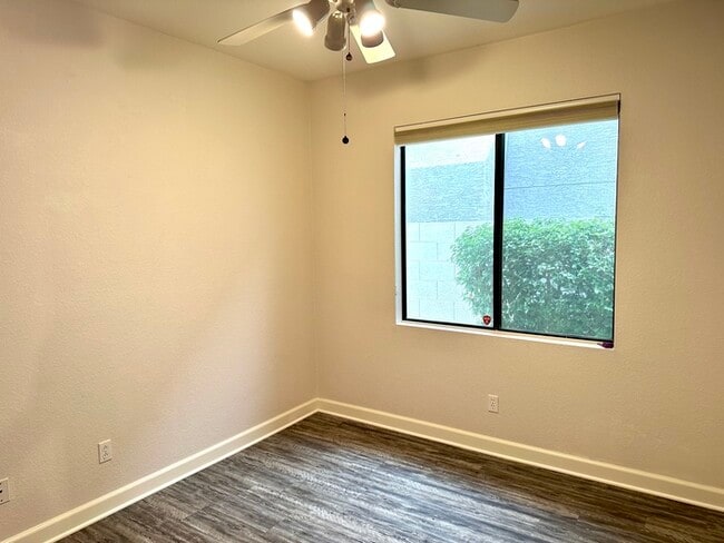 Building Photo - Gorgeous remodel update! No neighbors behi...