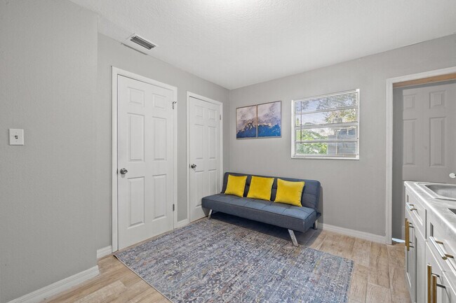 Building Photo - 4323 E Henry Ave