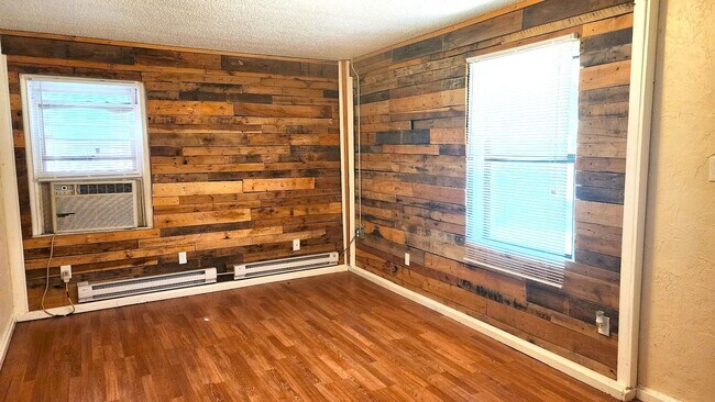 Building Photo - 2 Bed 1 Bath 1 Car  Detached Garage in Chesser Addn Midwest City